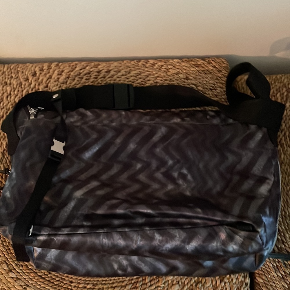 Lululemon yoga moto messenger bag - Picture 5 of 8